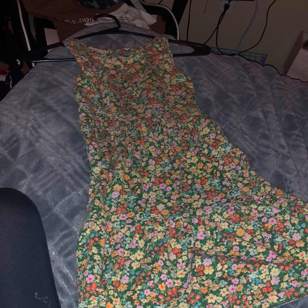 It is a green kids dress with flowers on it I’m selling it bc I grew out of it